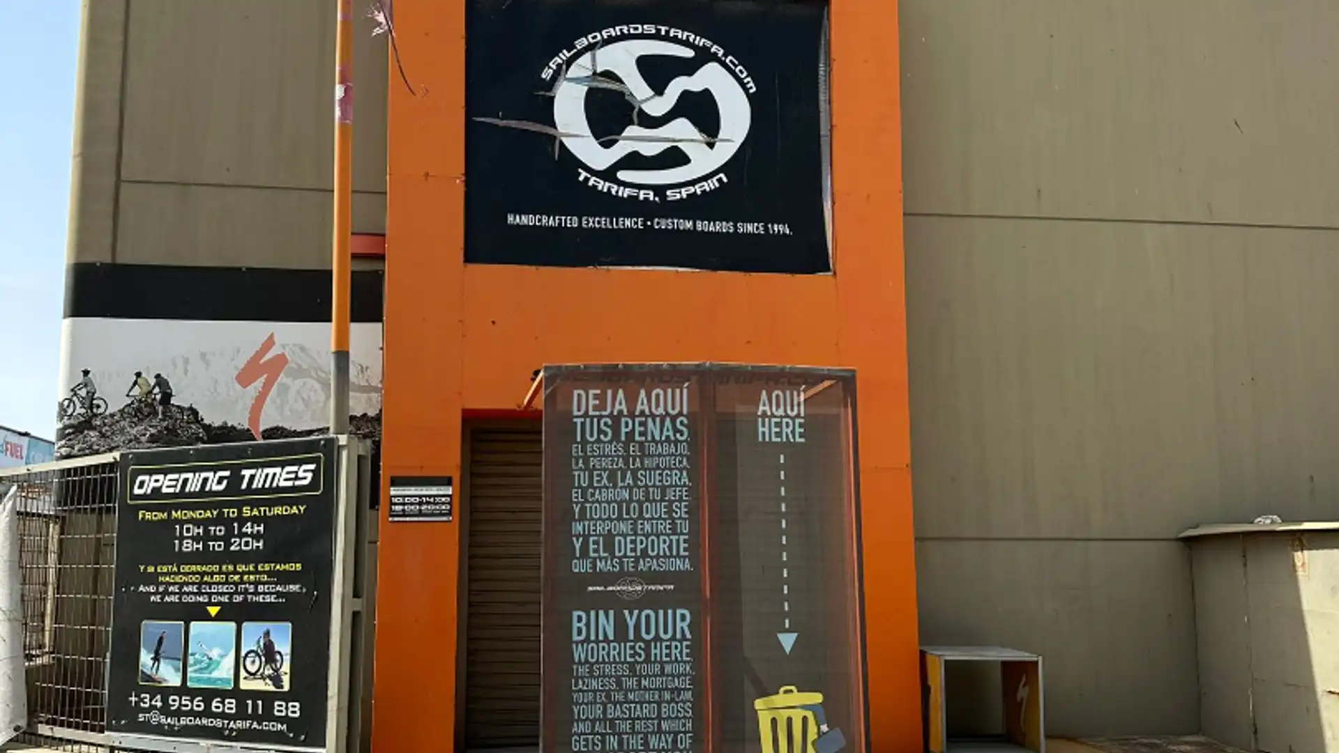 Vista exterior de Nave industrial en venta en Tarifa