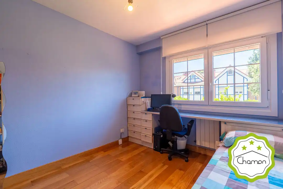 Habitación de Casa adosada en venta en Loiu con Calefacción y Jardín privado