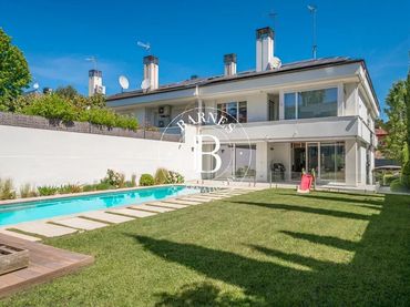 Chalet con piscina en venta en Hortaleza