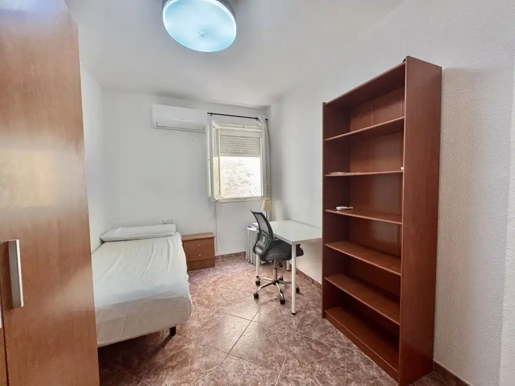Bedroom of Flat for share in Córdoba