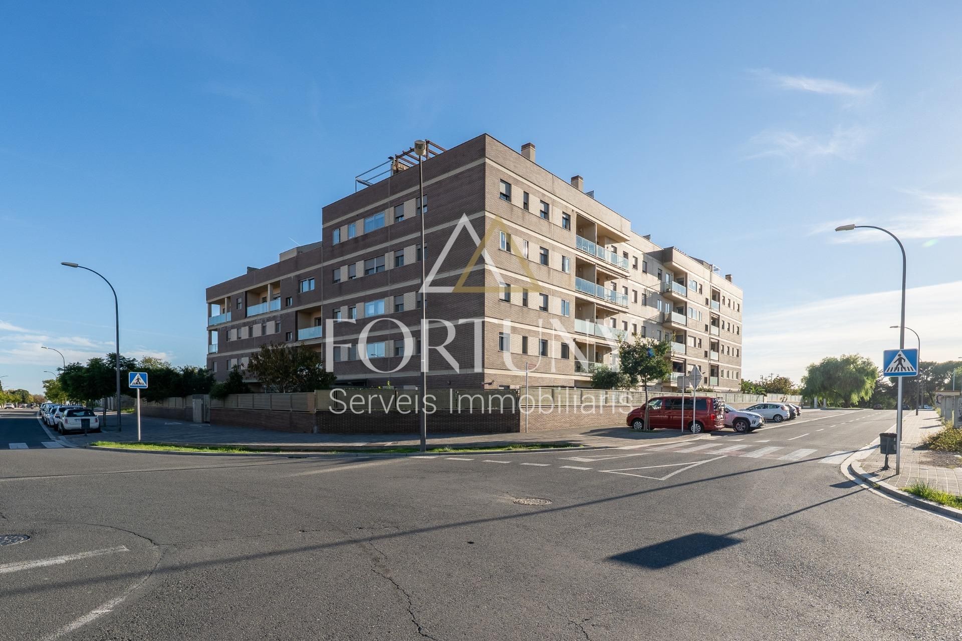 Vista exterior de Àtic en venda en Reus amb Jardí privat, Parquet i Traster