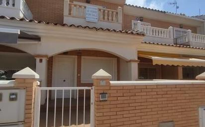 Exterior view of Single-family semi-detached for sale in Los Alcázares  with Air Conditioner, Heating and Private garden