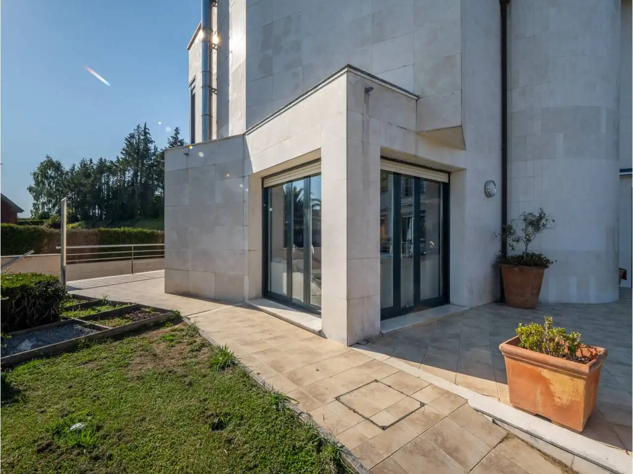 Vista exterior de Casa o xalet en venda en Donostia - San Sebastián  amb Aire condicionat, Calefacció i Jardí privat