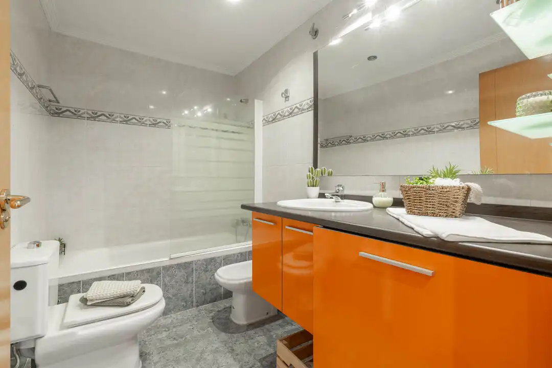 Badezimmer von Wohnung zum Verkauf in Pasaia mit Heizung und Terrasse