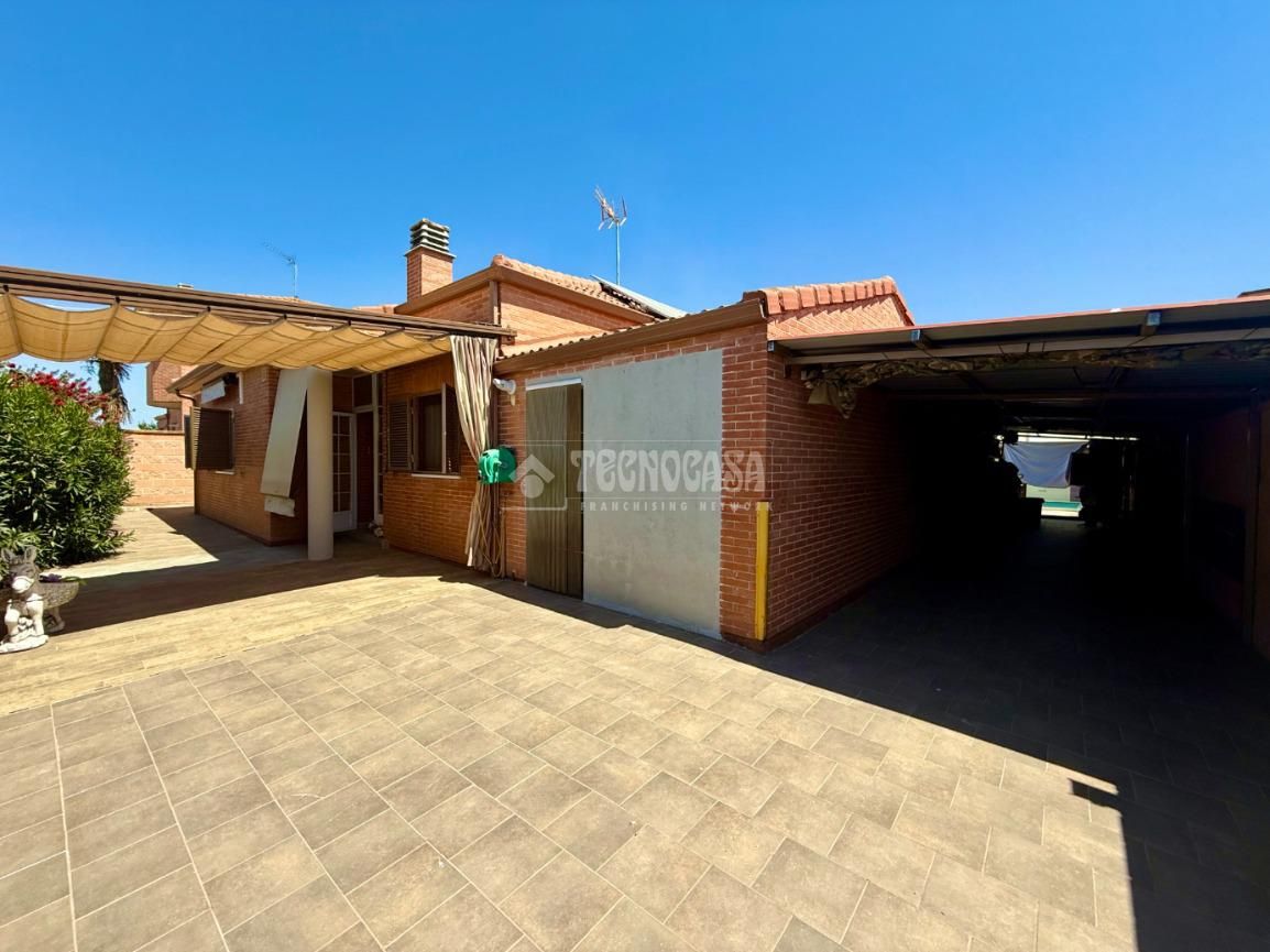 Vista exterior de Casa adosada en venda en Galápagos amb Aire condicionat, Calefacció i Jardí privat