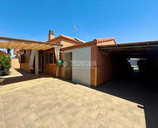 Vista exterior de Casa adosada en venda en Galápagos amb Aire condicionat, Calefacció i Jardí privat