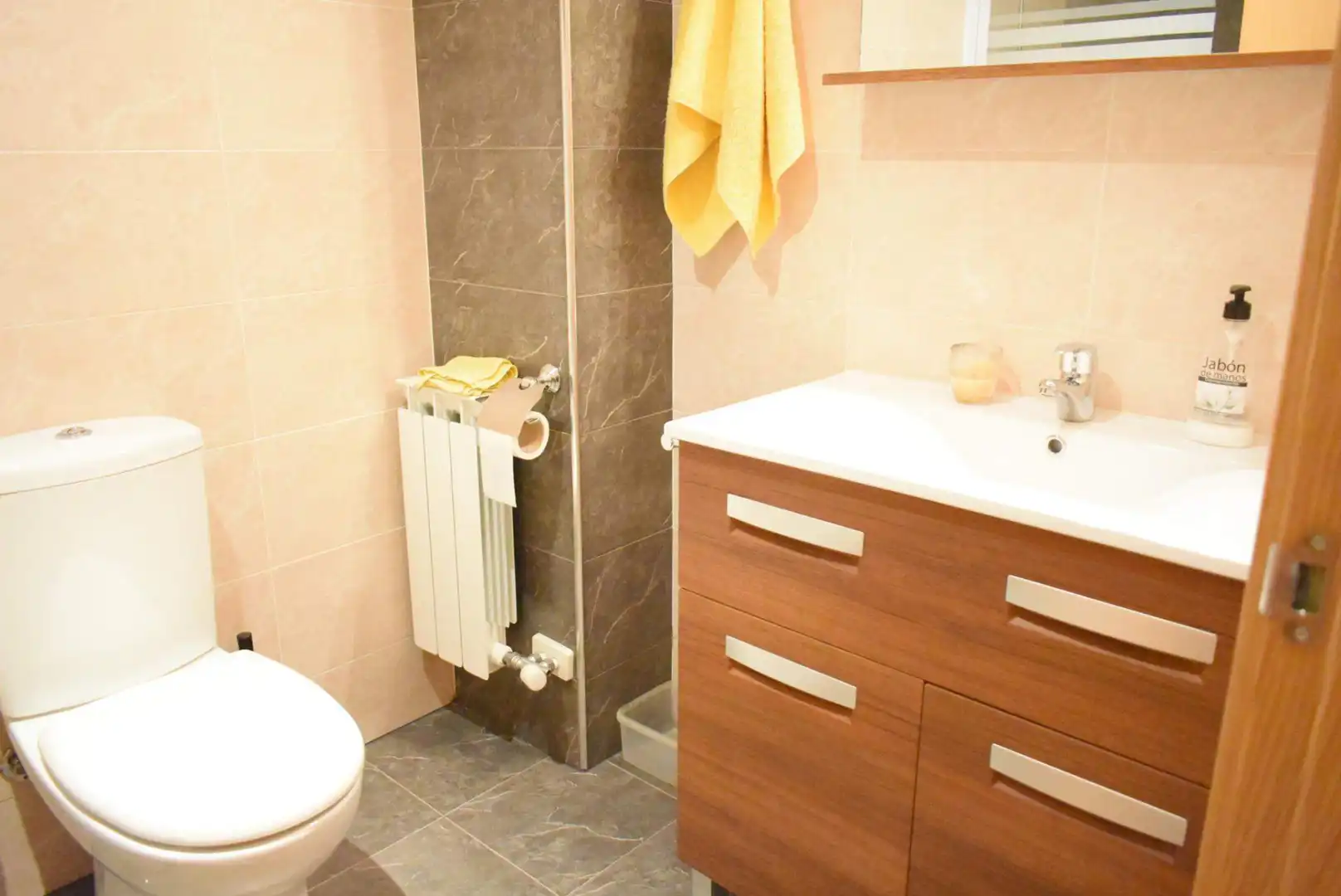 Baño de Apartamento en venta en Pontevedra Capital  con Calefacción, Parquet y Trastero