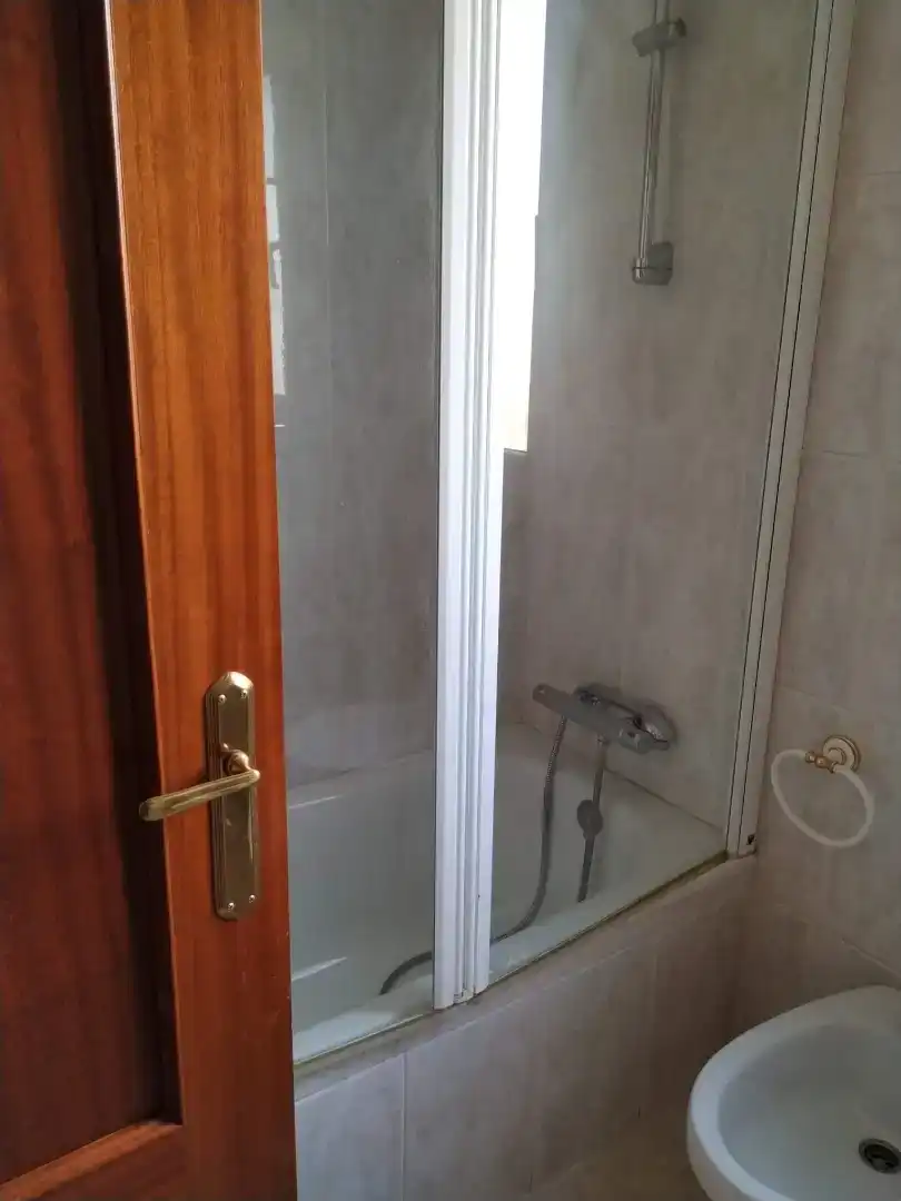 Badezimmer von Wohnung zum Verkauf in Villatuerta mit Parkett, Abstellraum und Ofen