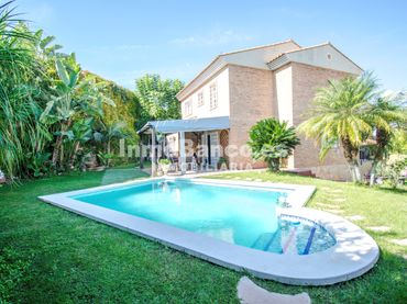 Villa con piscina in vendita a Avenida del Rio Turia 1221A