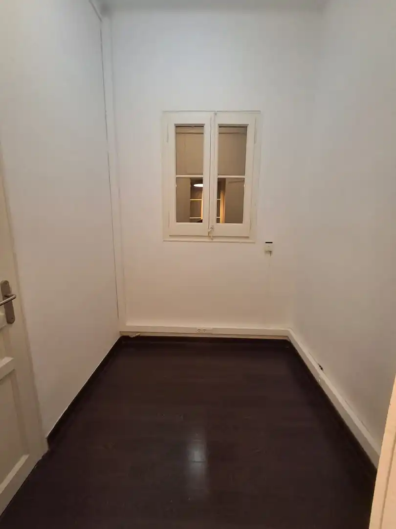 Bedroom of Office for rent in Barcelona  with Air Conditioner