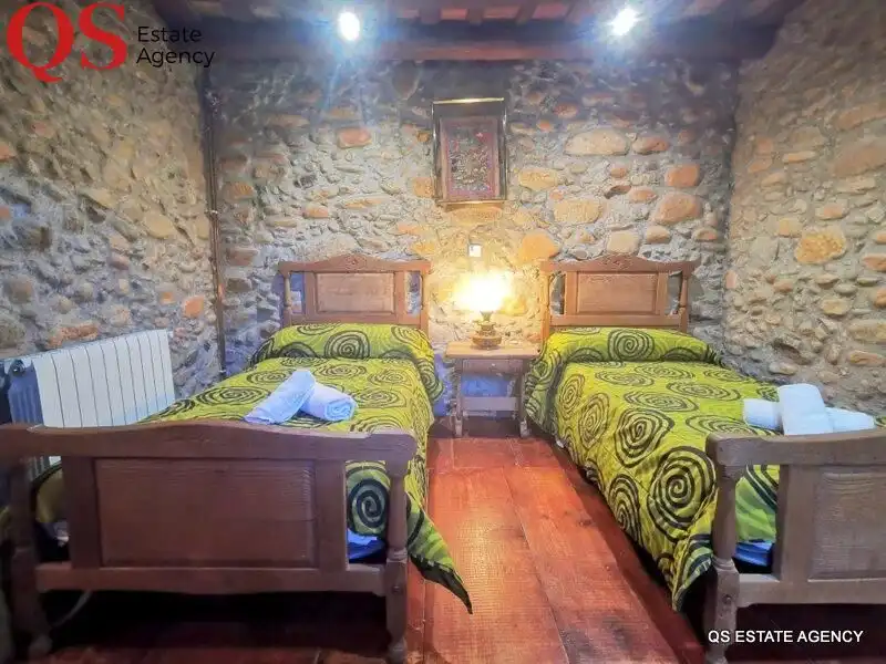 Habitación de Finca rústica en venta en La Cellera de Ter con Aire acondicionado, Calefacción y Jardín privado