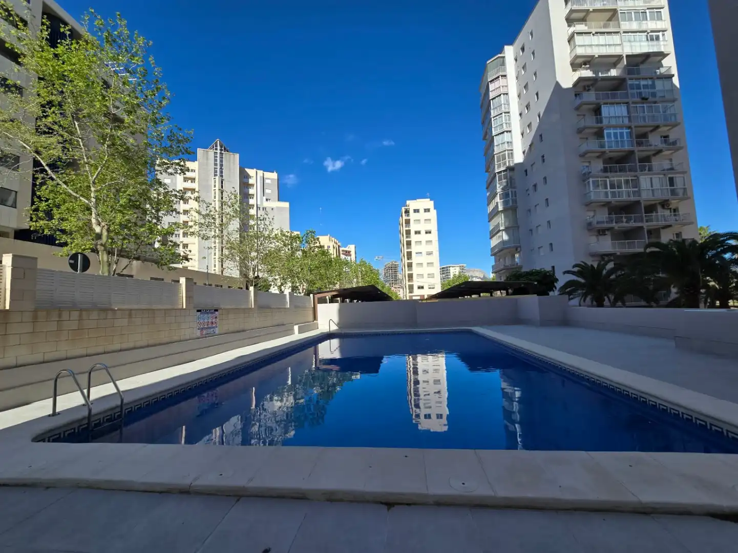 Schwimmbecken von Wohnungen zum Verkauf in Calpe / Calp mit Klimaanlage, Heizung und Privatgarten