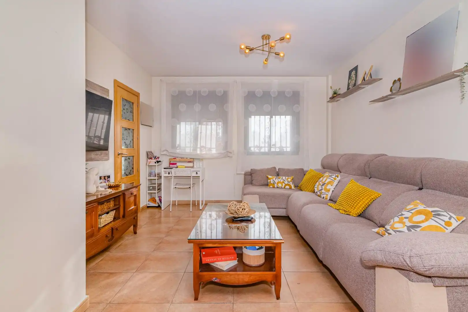Sala d'estar de Casa adosada en venda en Alhendín amb Terrassa, Traster i Balcó