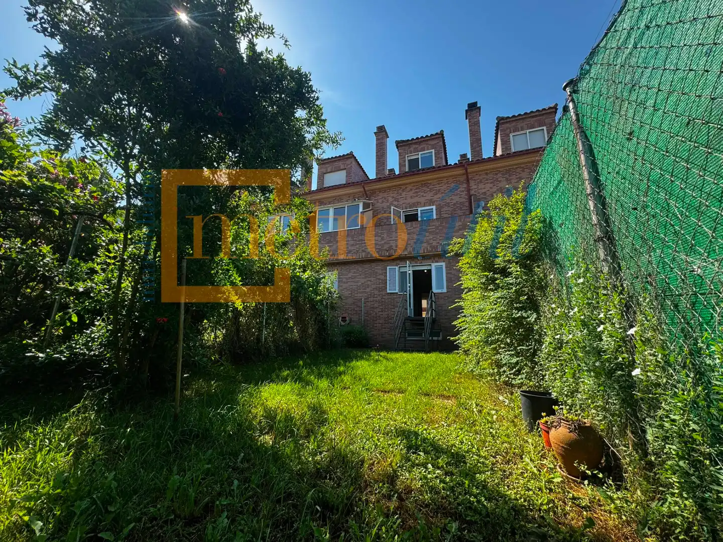 Vista exterior de Casa adosada en venda en Galindo y Perahuy amb Calefacció, Jardí privat i Parquet