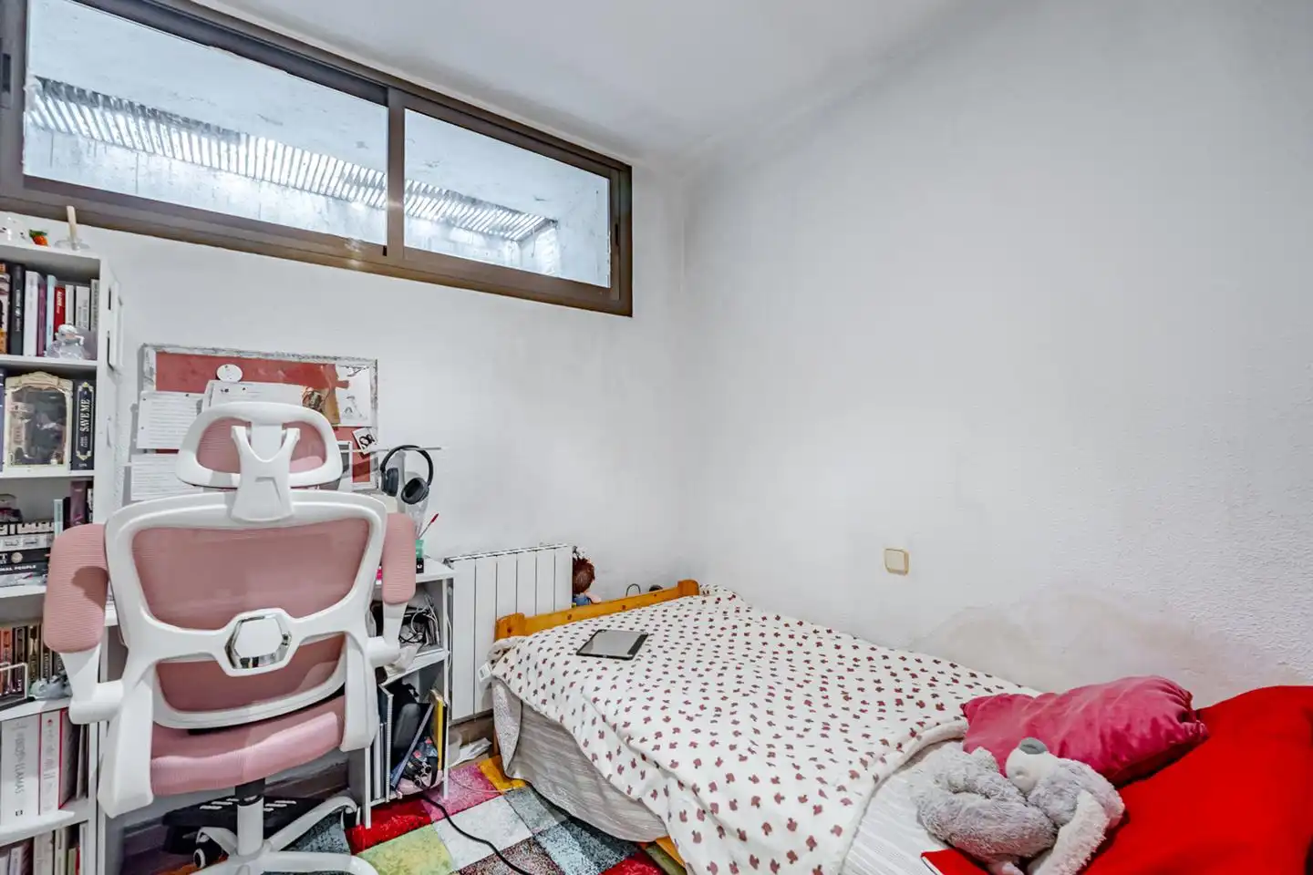 Habitación de Casa adosada en venta en Madrid con Calefacción, Jardín privado y Piscina