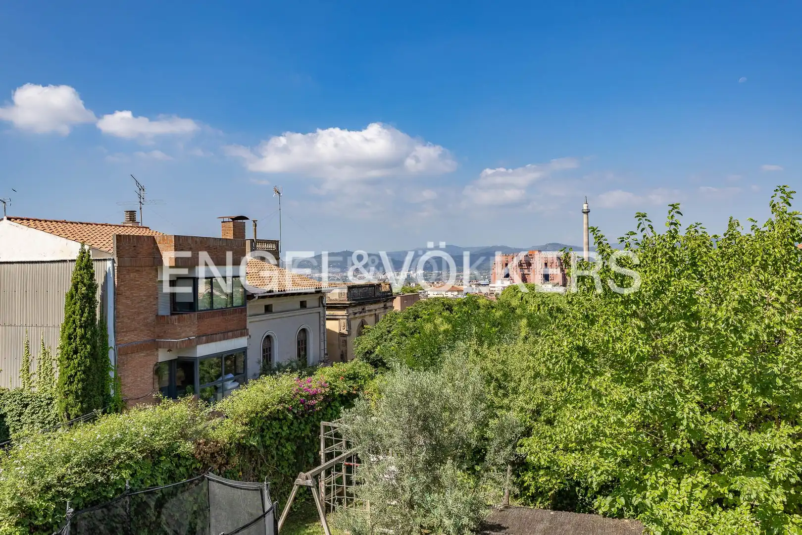 Vista exterior de Casa o xalet en venda en Sant Just Desvern amb Aire condicionat, Calefacció i Jardí privat