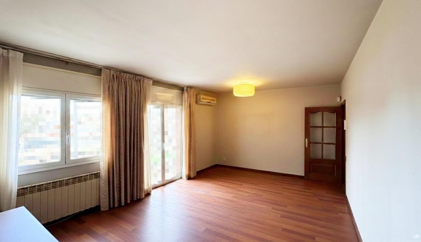 Living room of Flat for sale in L'Hospitalet de Llobregat  with Air Conditioner, Parquet flooring and Furnished