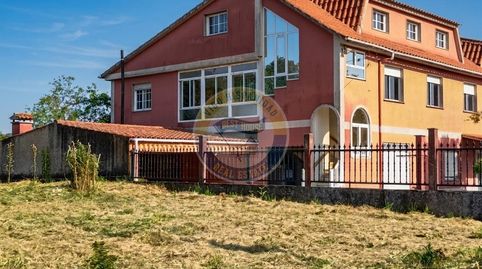 Casa pareada de tres plantas con parcela en Candeán