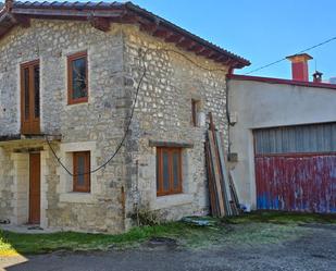 Vista exterior de Casa o xalet en venda en Arenas de Iguña amb Calefacció, Jardí privat i Terrassa