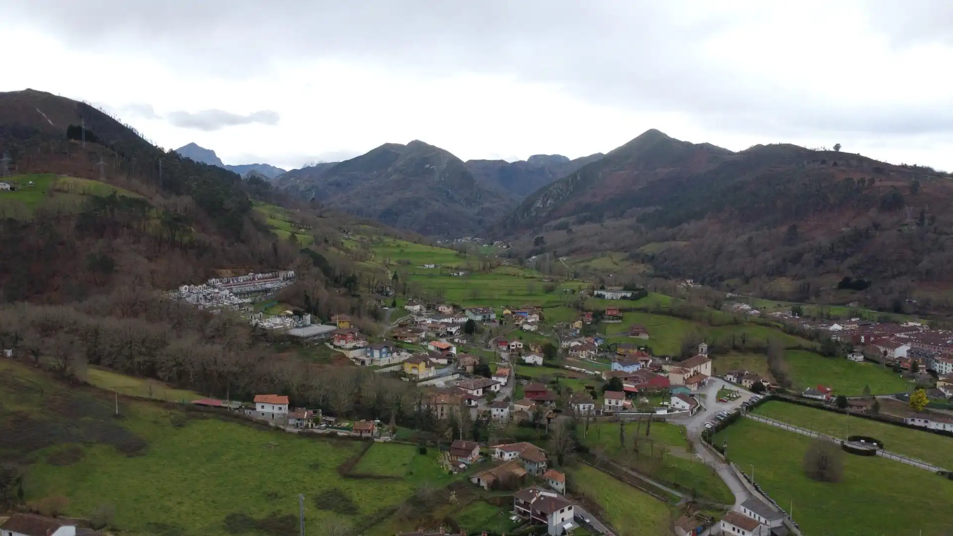 Außenansicht von Einfamilien-Reihenhaus zum Verkauf in Cangas de Onís mit Heizung und Abstellraum