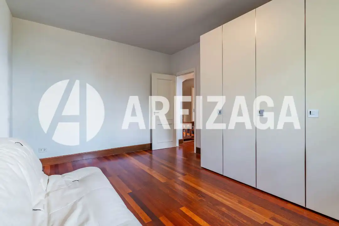 Habitación de Piso en venta en Donostia - San Sebastián  con Calefacción, Terraza y Trastero