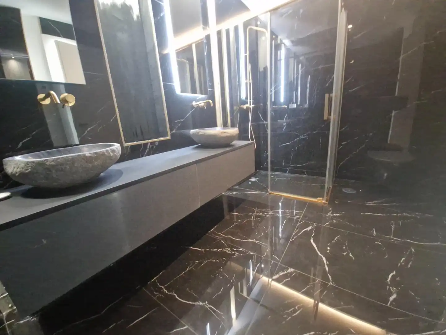 Baño de Casa adosada en venta en Marbella con Aire acondicionado, Calefacción y Jardín privado