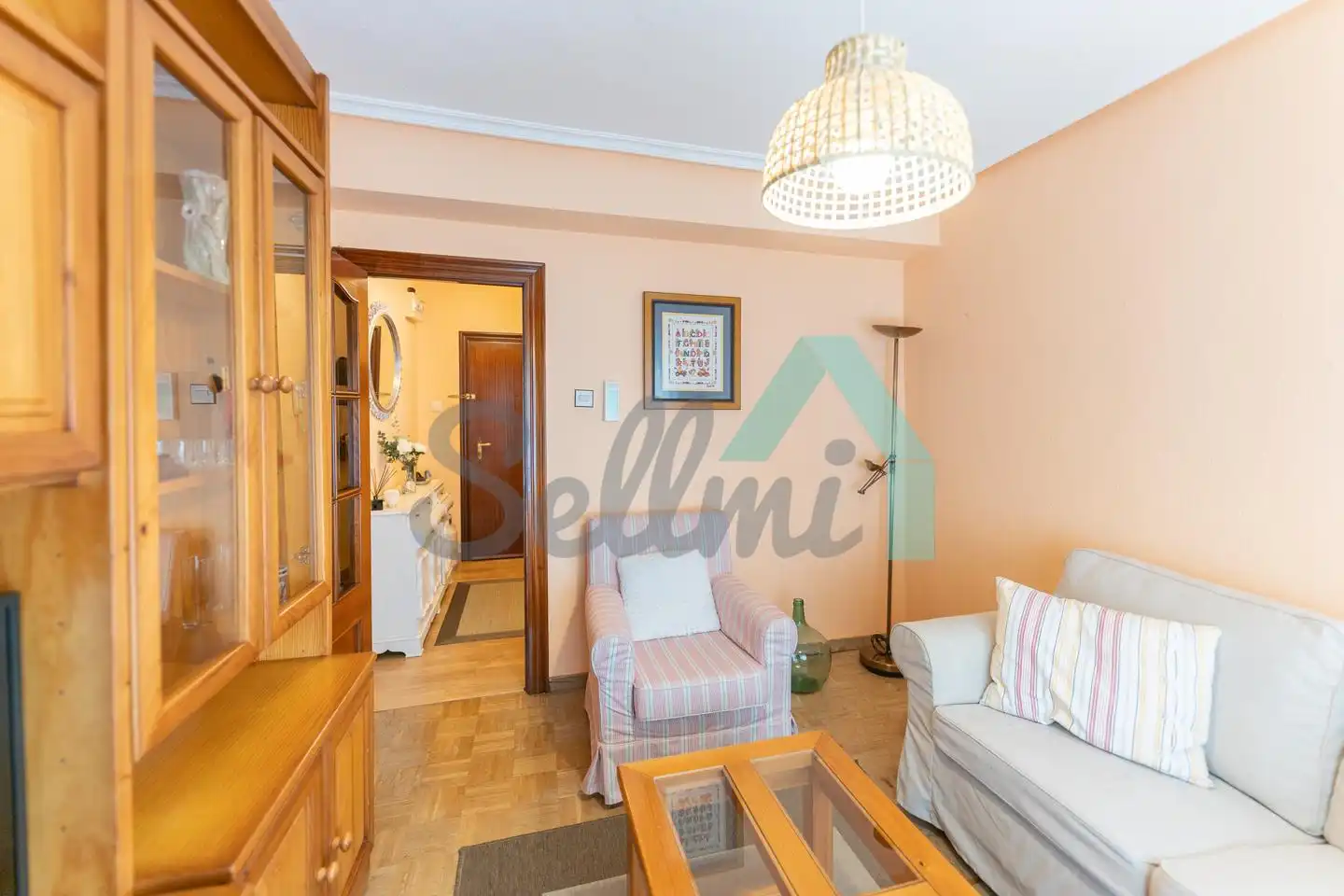 Sala d'estar de Pis de lloguer en Oviedo  amb Calefacció, Parquet i Moblat