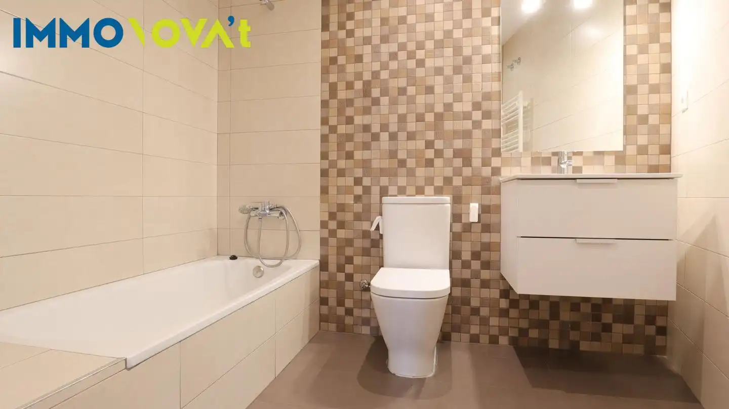 Badezimmer von Erdgeschoss zur Miete in Vilablareix mit Heizung, Terrasse und Gemeinschaftspool