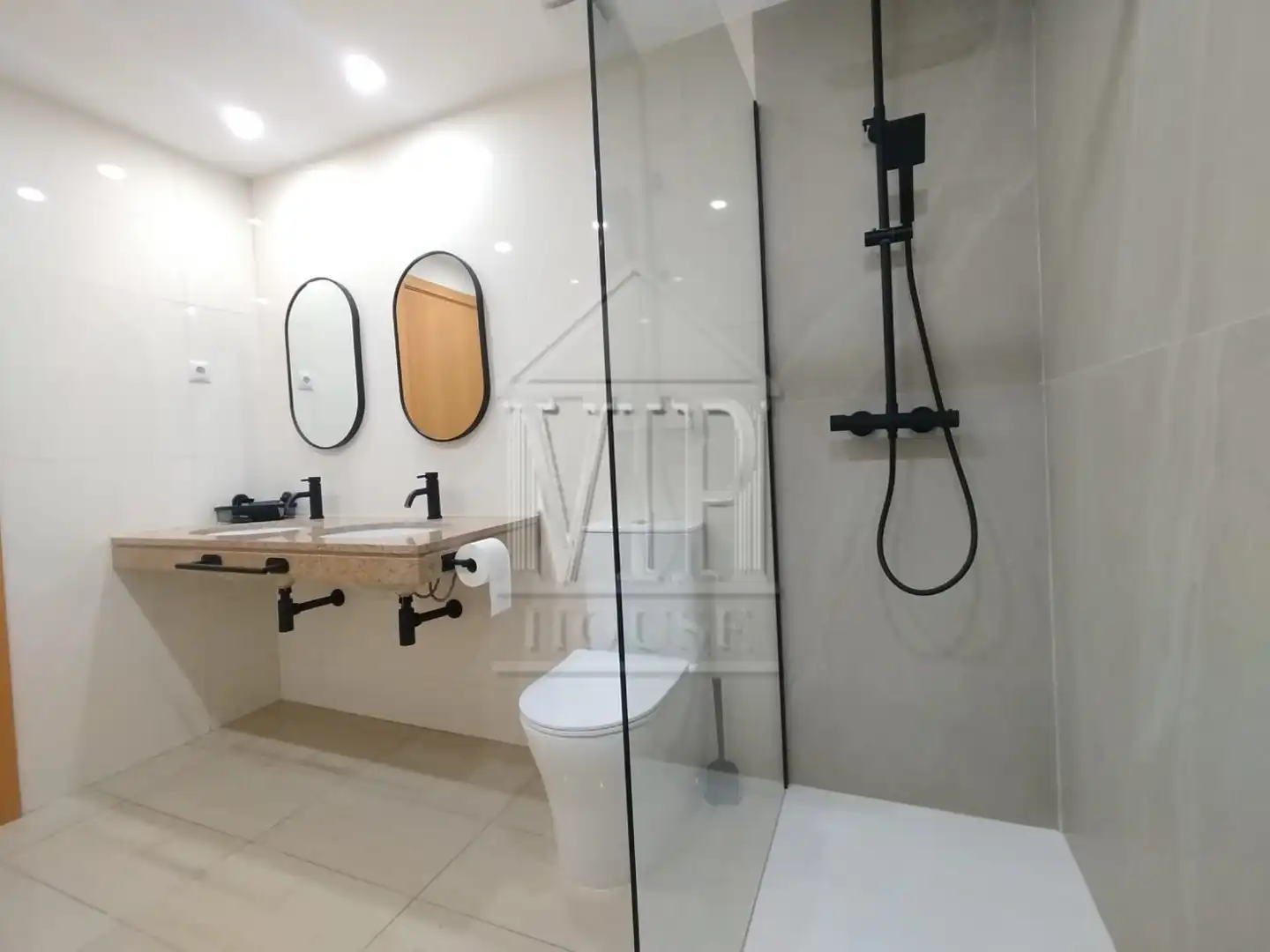 Bathroom of Flat for sale in Badalona  with Air Conditioner, Heating and Furnished