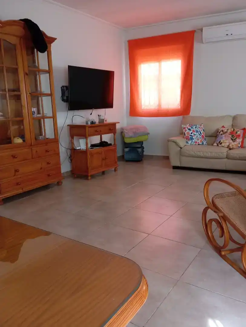 Sala d'estar de Casa adosada en venda en Dos Hermanas amb Aire condicionat i Balcó
