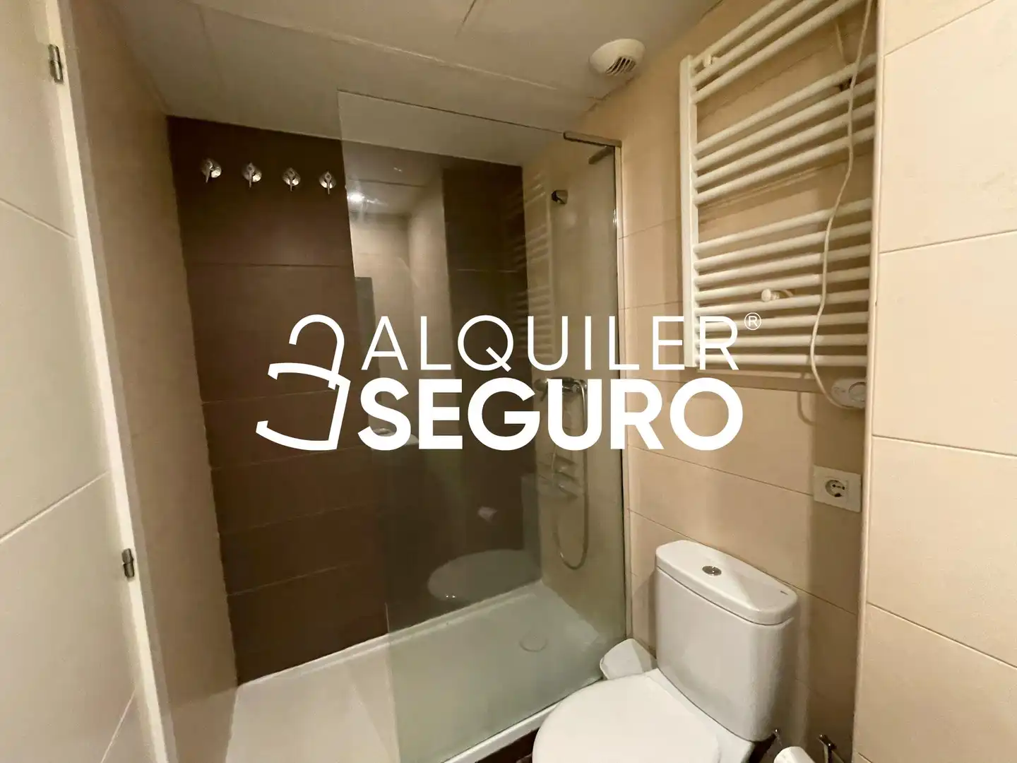 Bany de Pis de lloguer en Madrid amb Aire condicionat, Calefacció i Moblat