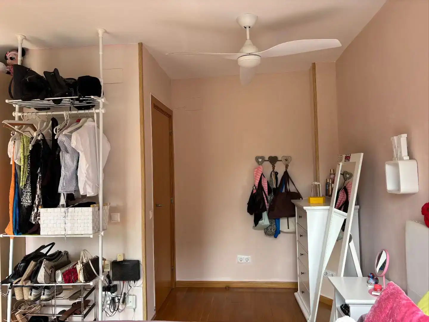 Habitación de Casa adosada en venta en Cornellà de Llobregat con Aire acondicionado, Jardín privado y Parquet