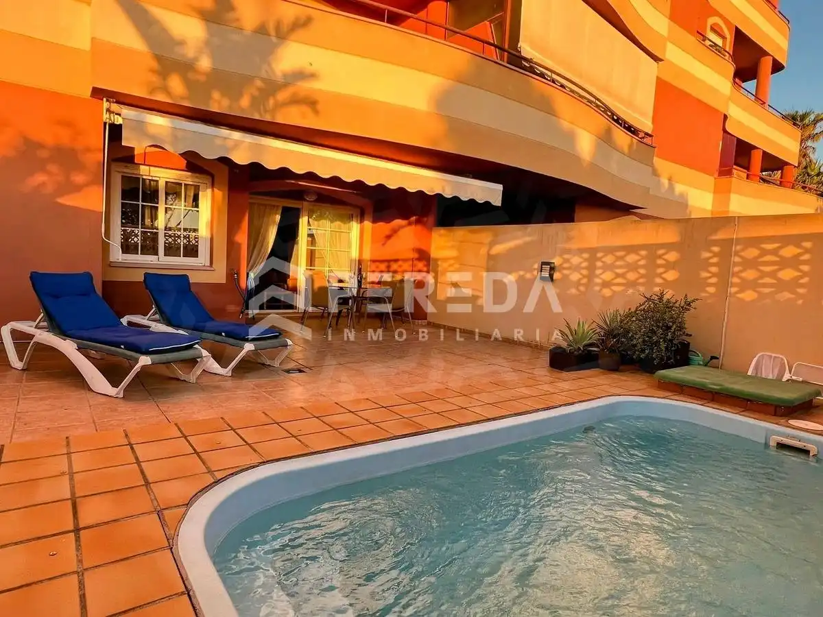 Vista exterior de Planta baja en venta en Roquetas de Mar con Aire acondicionado, Jardín privado y Piscina