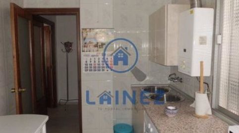 Piso de 75 m2 con un patio que tiene 2 naves con un total de 400 m2. El piso dispone de 2 dormitorios, salón comedor, baño, cocina, imatge 3