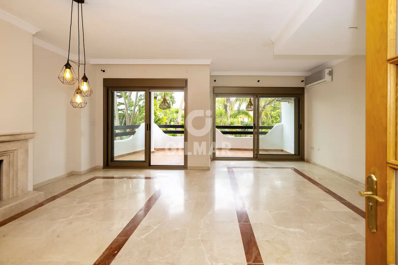 Vista exterior de Casa adosada en venta en Marbella con Calefacción, Jardín privado y Piscina