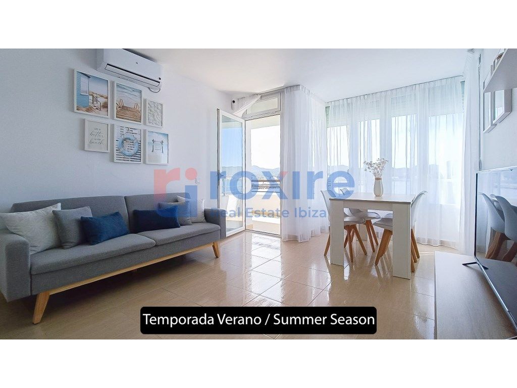Sala d'estar de Apartament de lloguer en Sant Antoni de Portmany amb Aire condicionat, Terrassa i Moblat