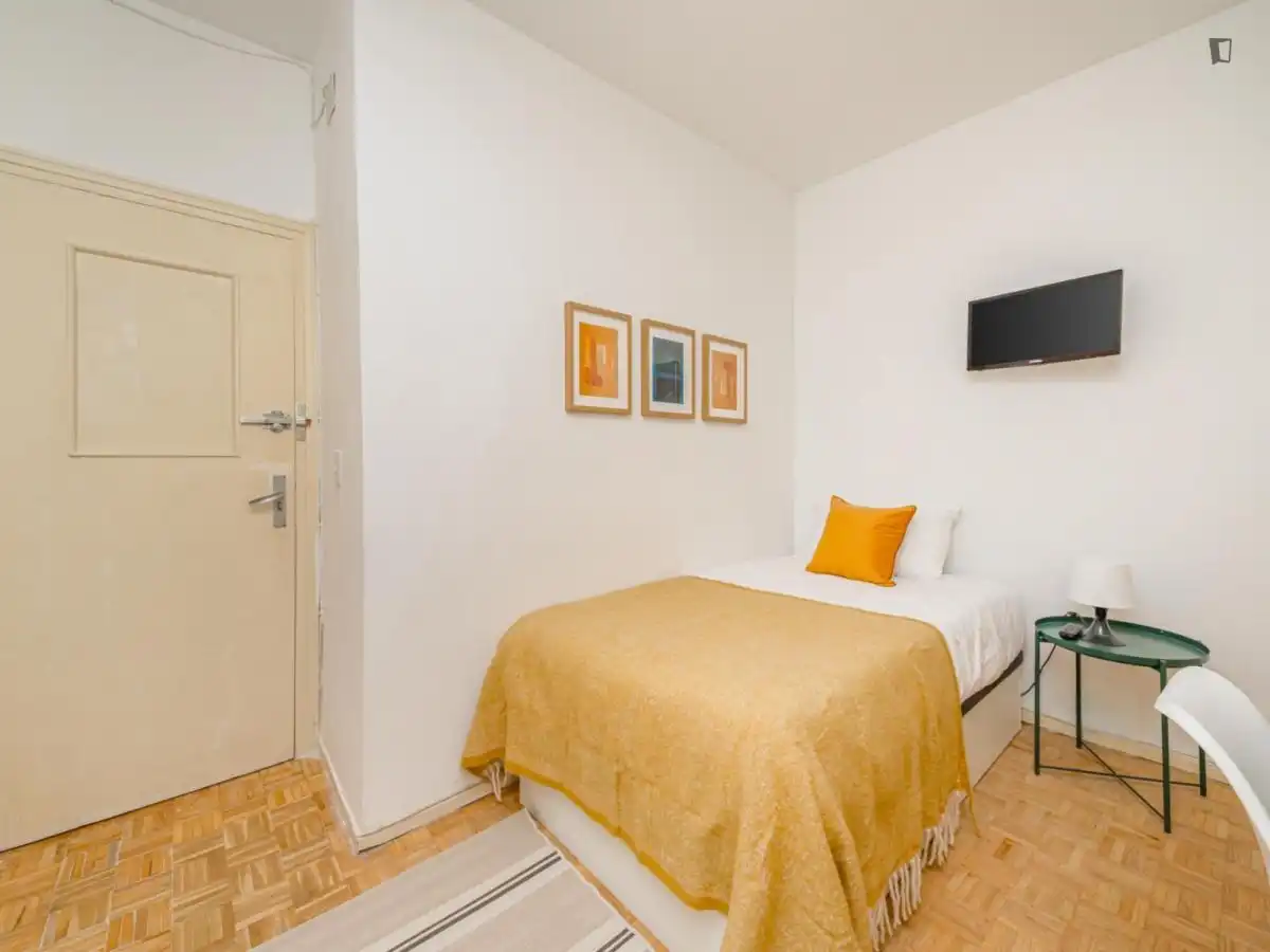 Habitación de Apartamento para compartir en Madrid con Aire acondicionado, Calefacción y Amueblado