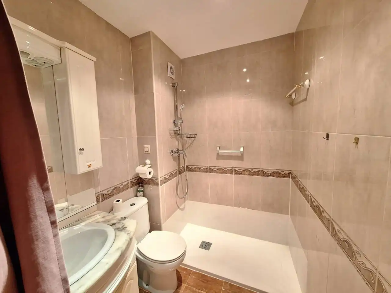 Badezimmer von Wohnung zum Verkauf in Fuenlabrada mit Klimaanlage, Heizung und Terrasse