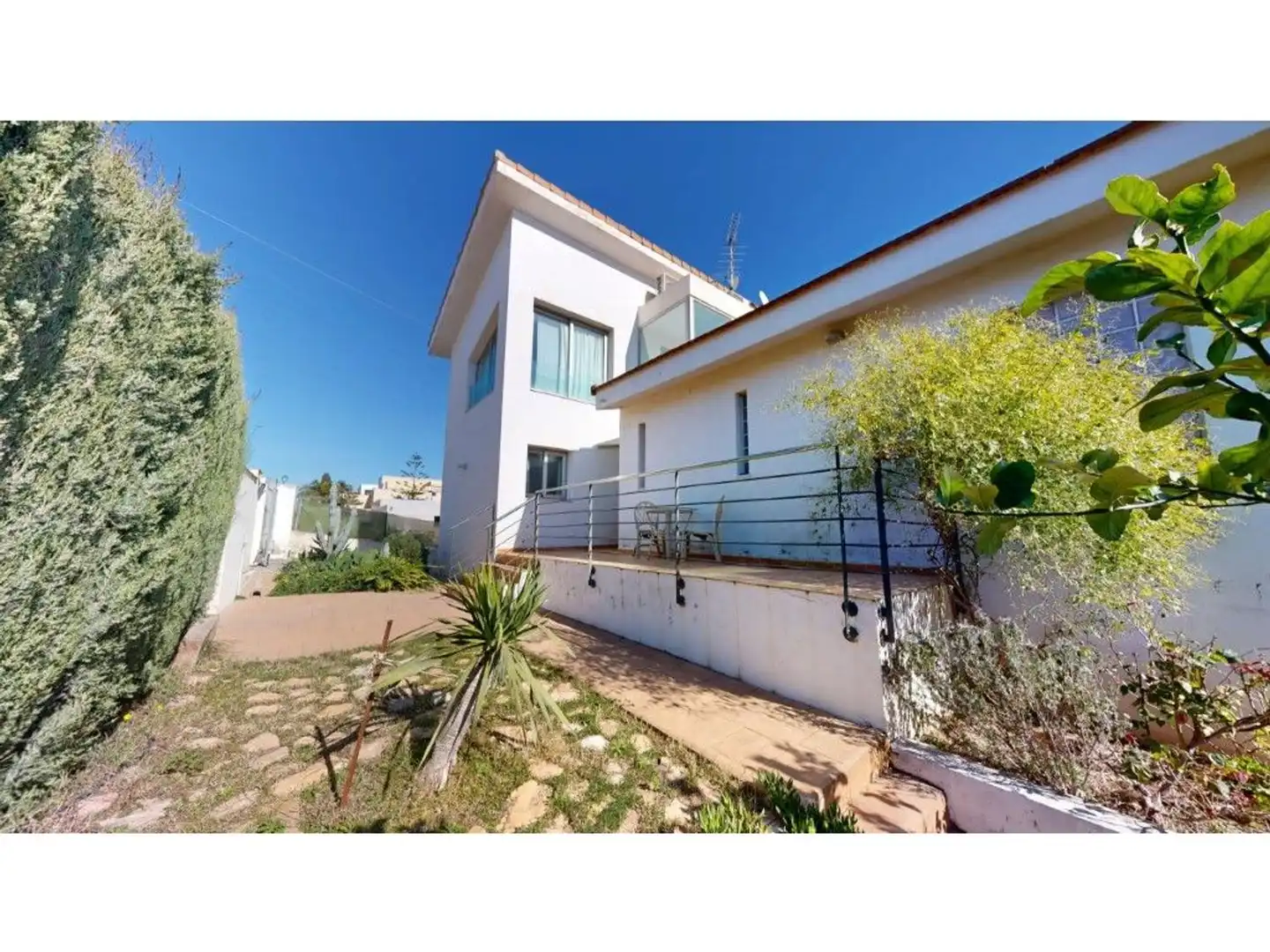 Vista exterior de Casa o xalet en venda en Rocafort amb Jardí privat, Terrassa i Piscina