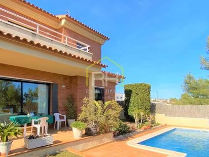 Vista exterior de Casa o xalet en venda en Calafell amb Aire condicionat, Terrassa i Piscina