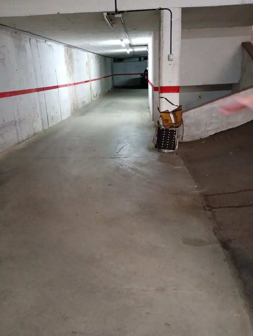 Einzelparkplatz mit Aufzug zum Verkauf in Carrer Canelones 10, imagen 2
