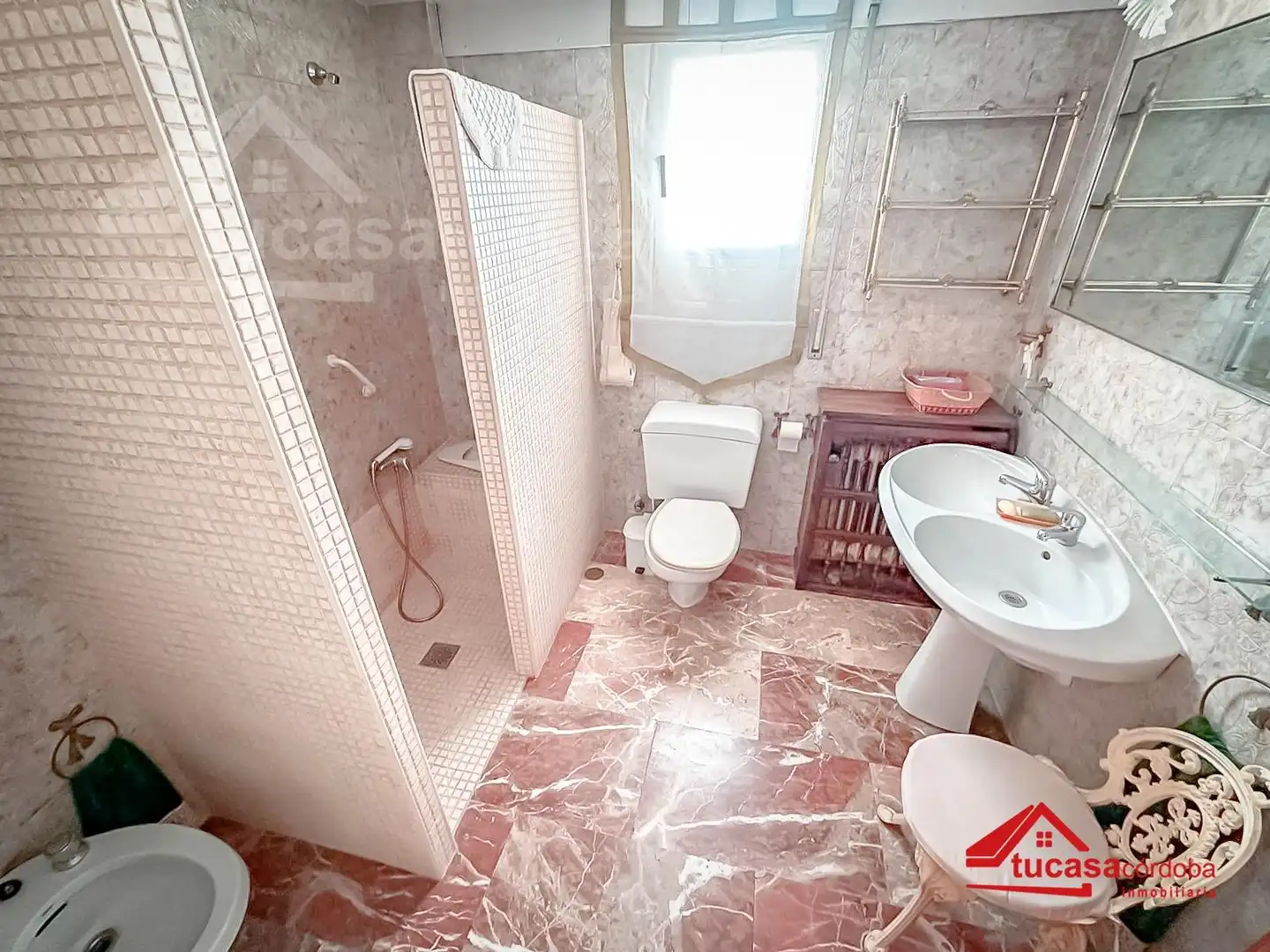 Bathroom of Flat for sale in Córdoba  with Air Conditioner, Terrace and Storage room