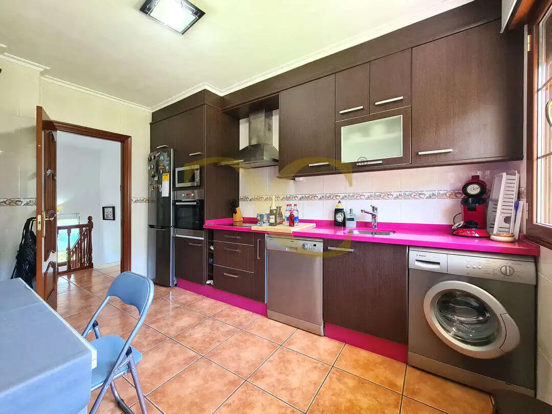 Cuina de Casa o xalet en venda en Ribadesella amb Calefacció, Jardí privat i Terrassa