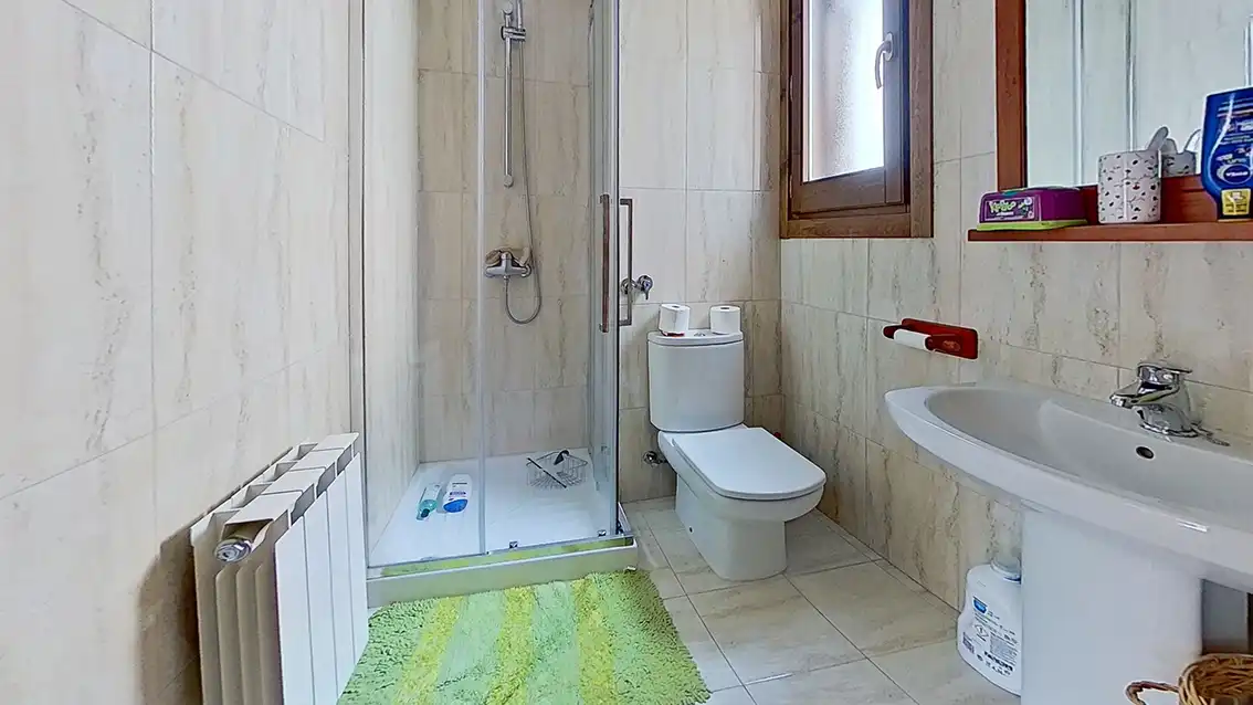 Bany de Casa adosada en venda en Isaba / Izaba amb Calefacció, Moblat i Balcó