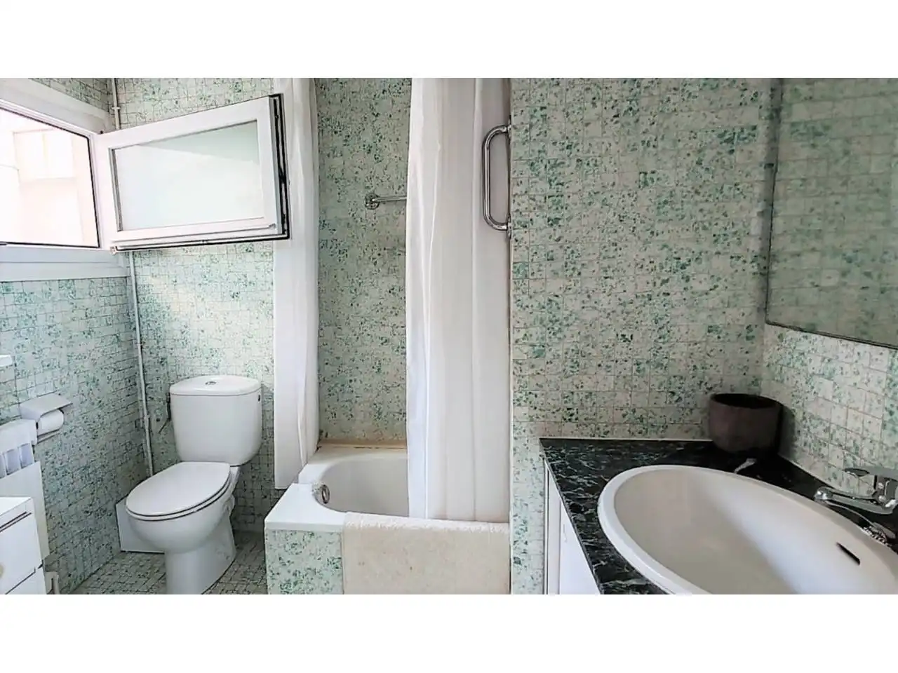 Badezimmer von Wohnung zum Verkauf in Girona mit Klimaanlage, Heizung und Terrasse