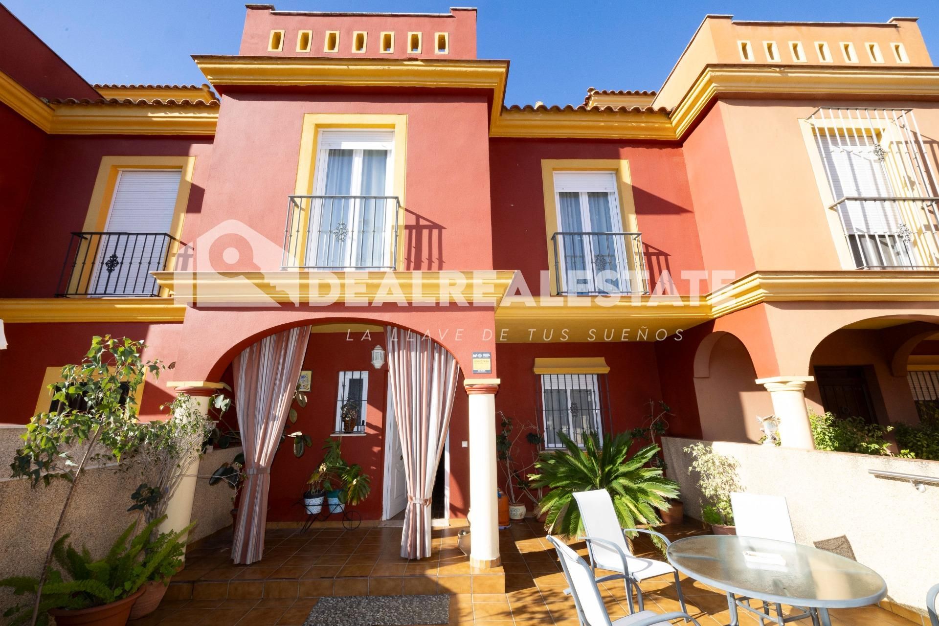Vista exterior de Casa adosada en venda en La Rinconada amb Aire condicionat, Calefacció i Terrassa