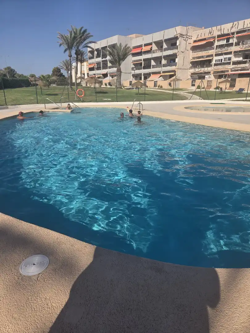 Piscina de Pis en venda en Almería amb Piscina comunitària