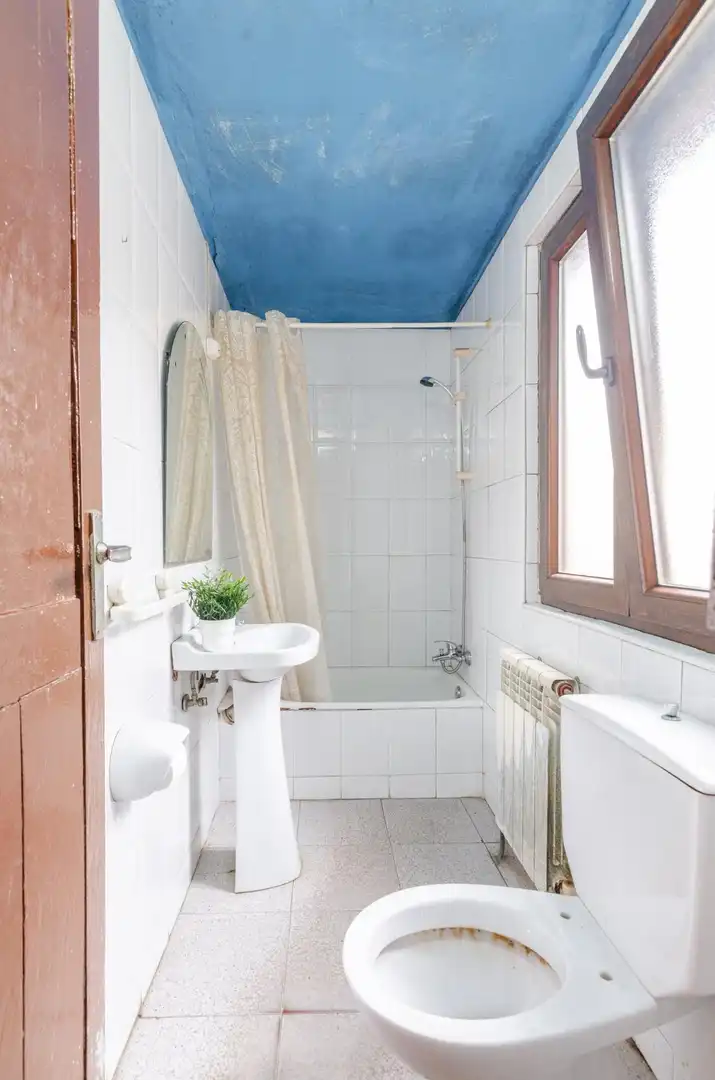 Badezimmer von Einfamilien-Reihenhaus zum Verkauf in Cangas de Onís mit Heizung und Abstellraum