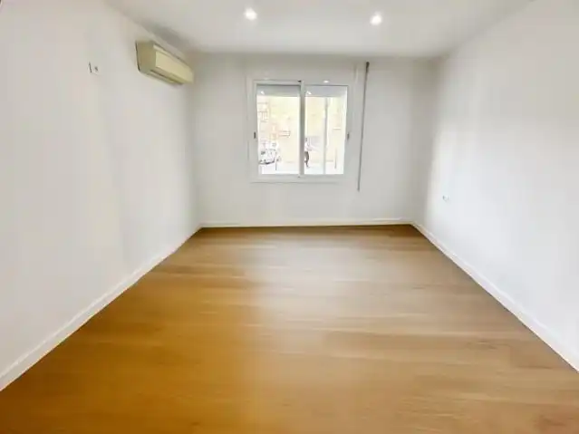 Schlafzimmer von Maisonette zum Verkauf in Badalona mit Klimaanlage und Parkett