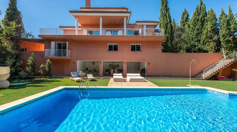 Villa Indira  Encantadora Villa Andaluza con Piscina y Jardín en el Prestigioso Sotogrande